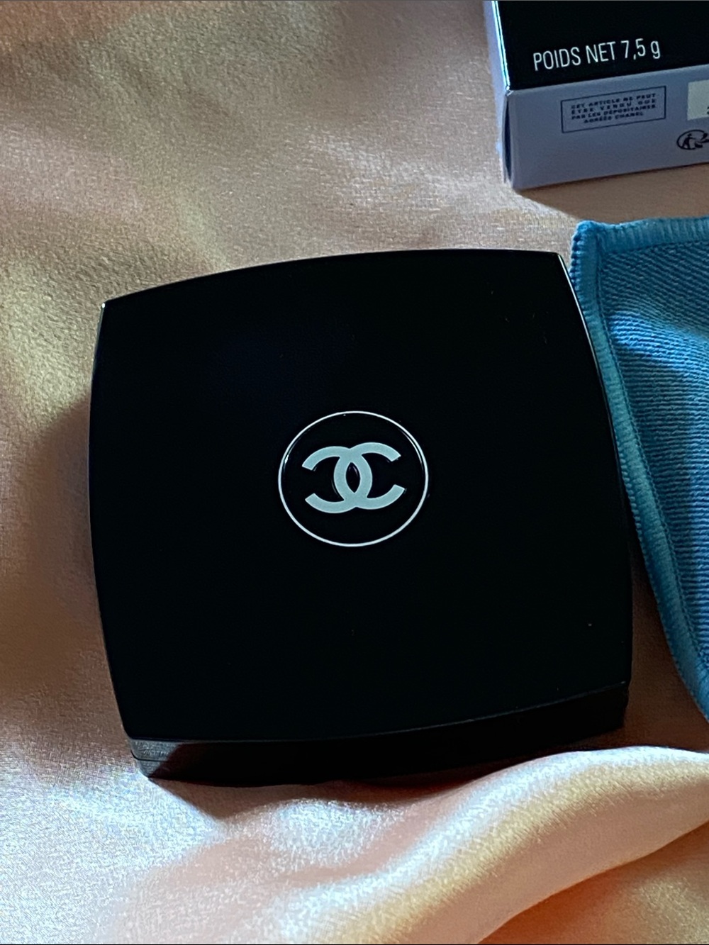 CHANEL Illuminating Powder in Light Blue Shimmer with Blue Pouch coco denim - Picture 5 of 8